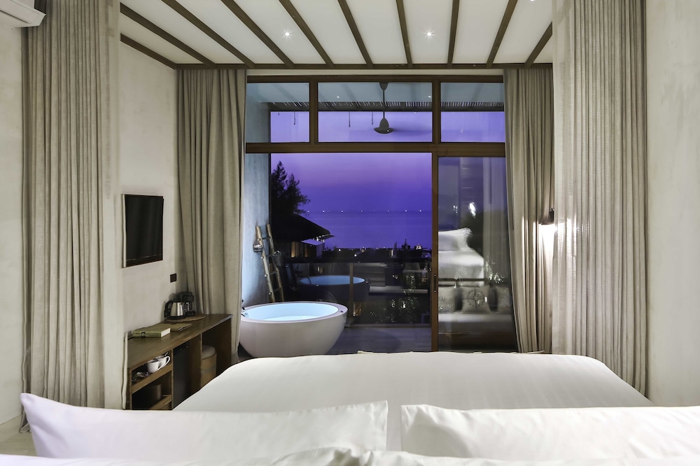 Deluxe Seaview Jacuzzi (24 Hours Use of Room) photo 2