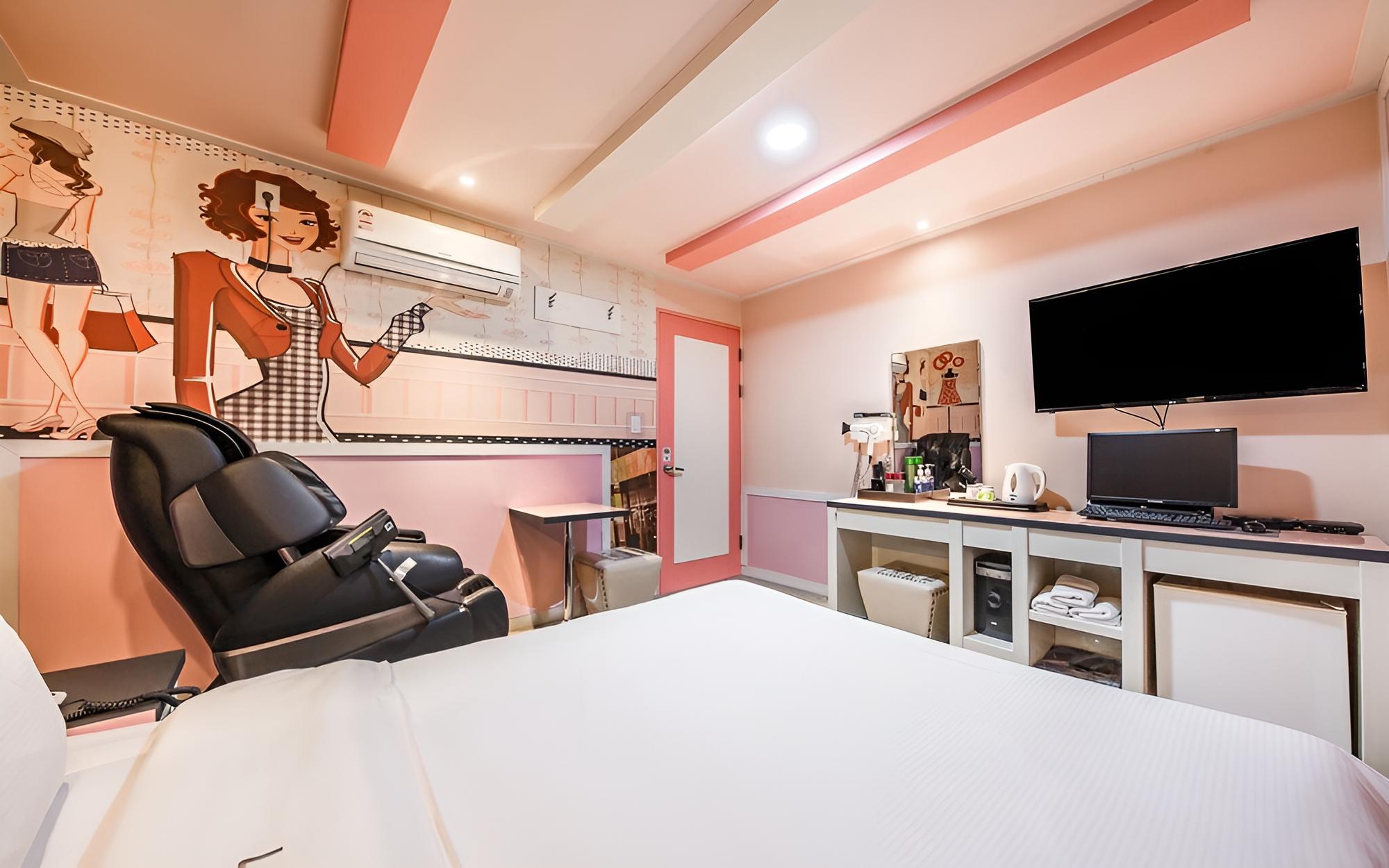 Room (Massage chair G7 (NETFLIX available a) - Photo 13