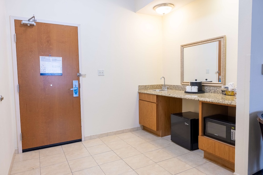 Suite, 1 King Bed, Accessible (Roll-In Shower) - Photo 3
