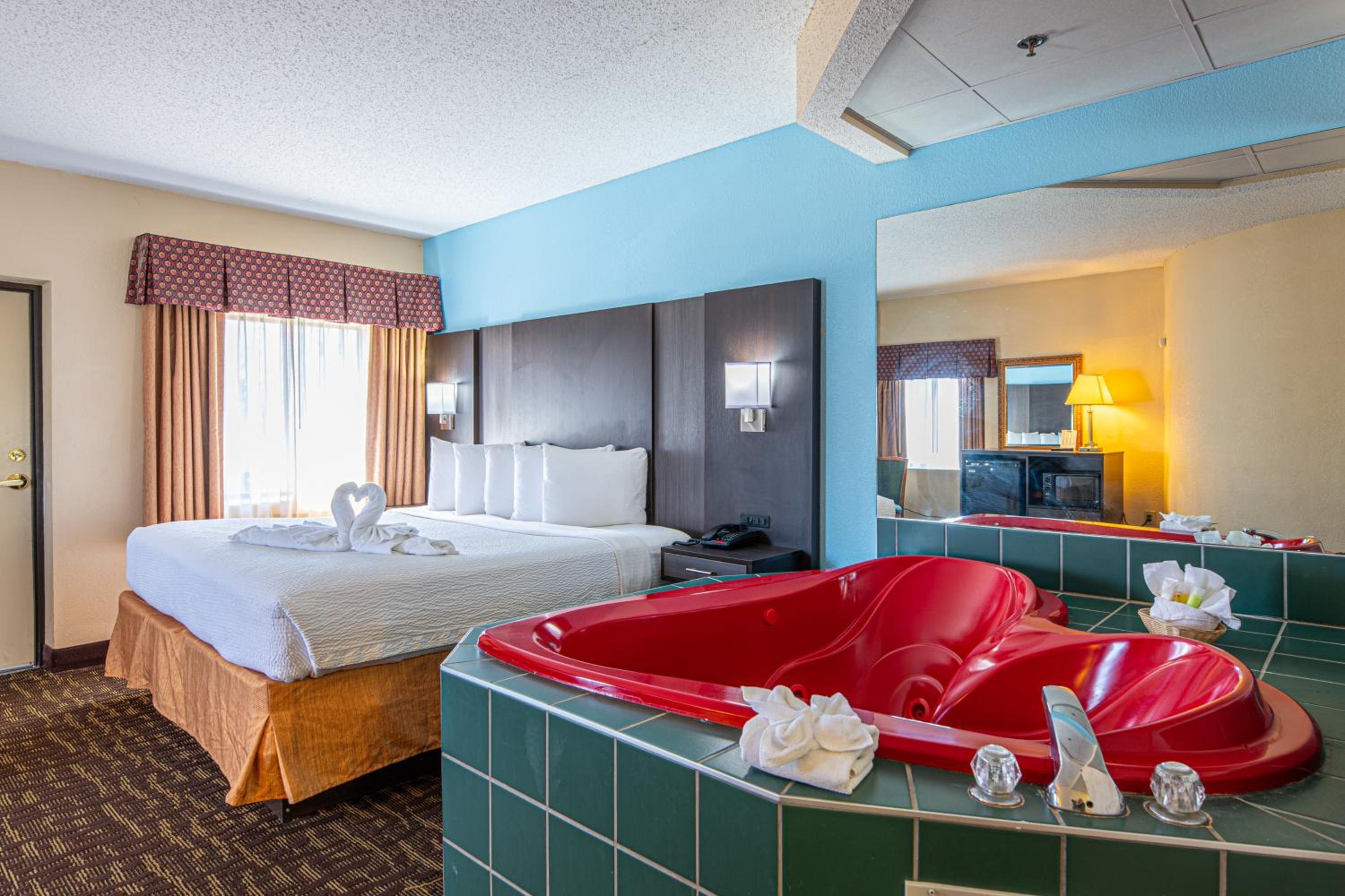King Room with Fireplace and Spa Bath photo 2