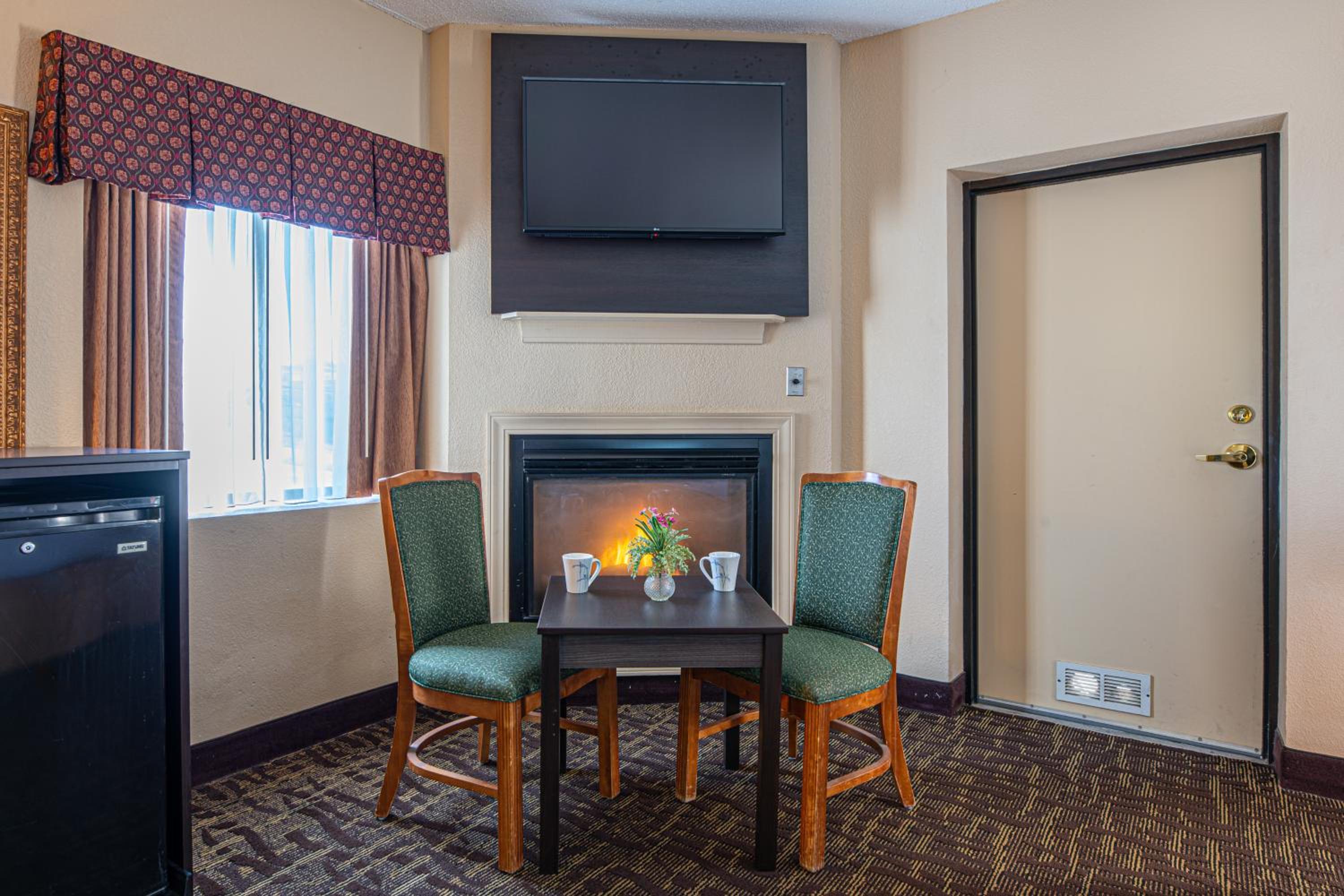 King Room with Fireplace and Spa Bath photo 3