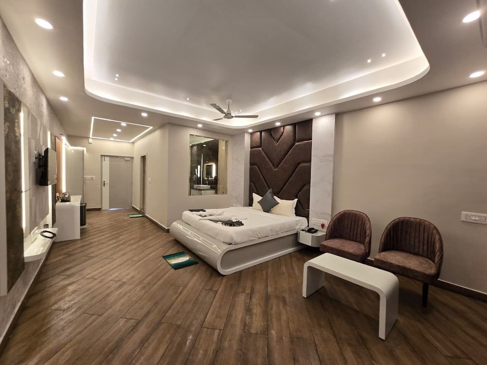 Premium Room with Bathtub and Balcony photo 2