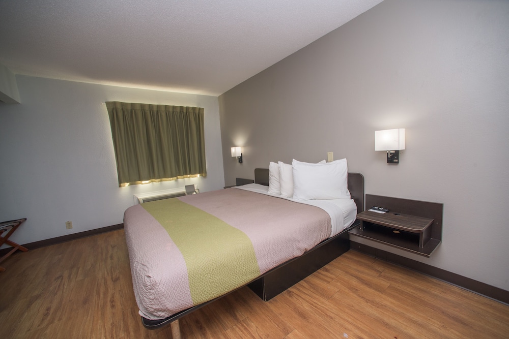 Deluxe Suite, 1 King Bed, Non Smoking, Kitchenette photo 1