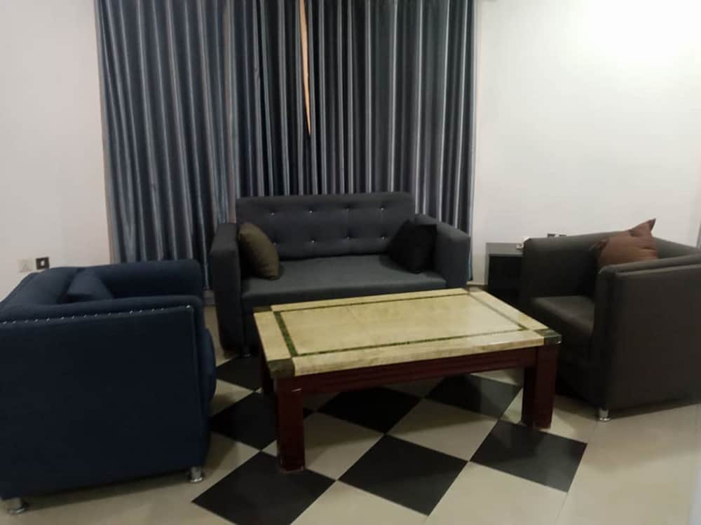Executive Suite - Photo 2