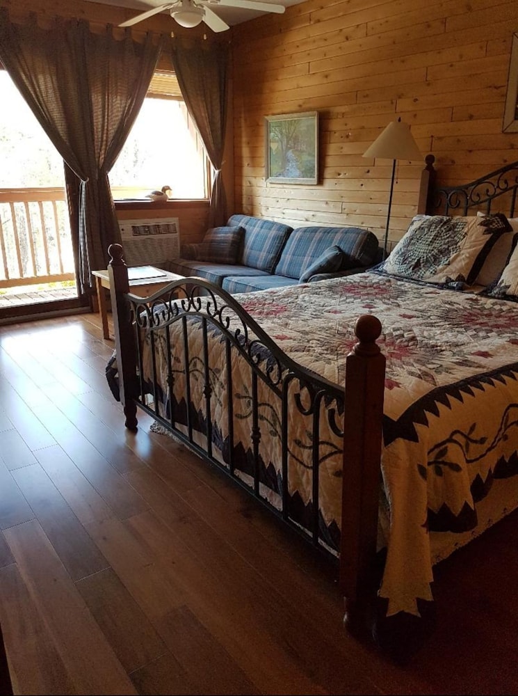 Romantic Room, 1 Bedroom, Jetted Tub, Lake View photo 3