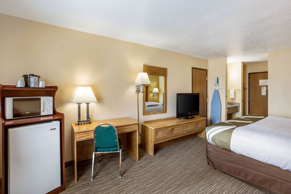 Standard Room, 1 King Bed, Non Smoking - Photo 3