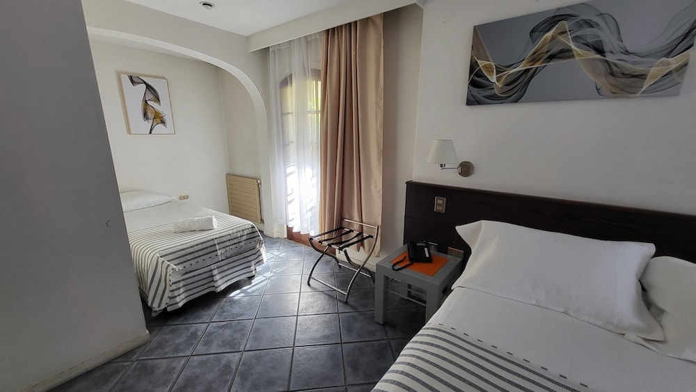 Standard Quadruple Room, Private Bathroom