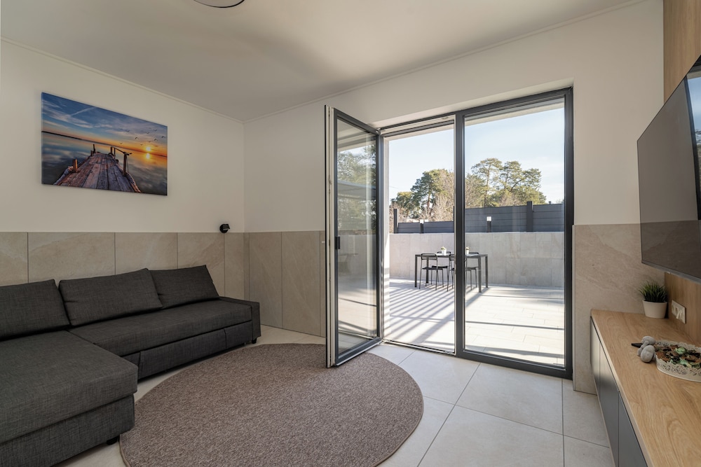 Apartment, 2 Bedrooms, Lake View photo 1