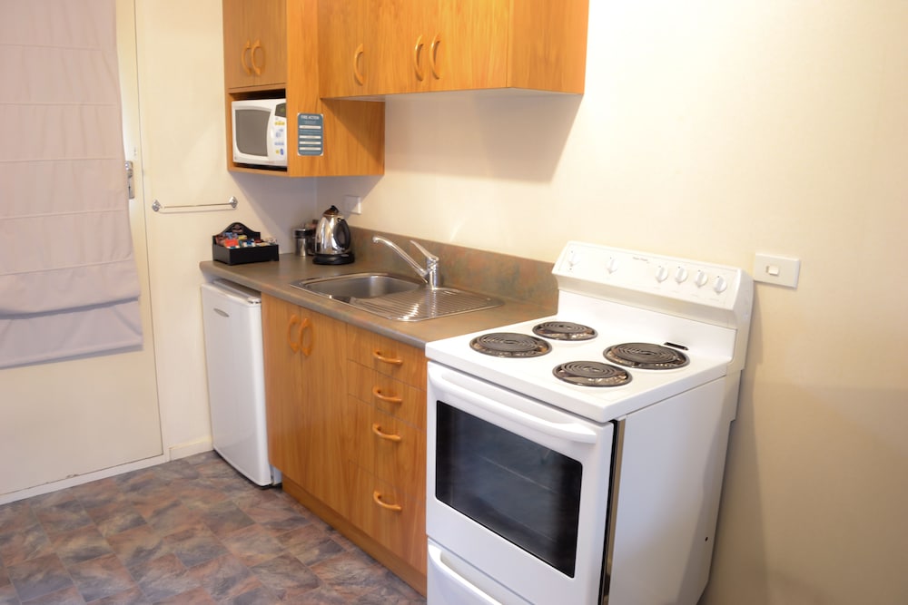 Standard Studio, 1 King Bed, Non Smoking, Kitchenette (Studio/Spa 2,3,9) photo 2