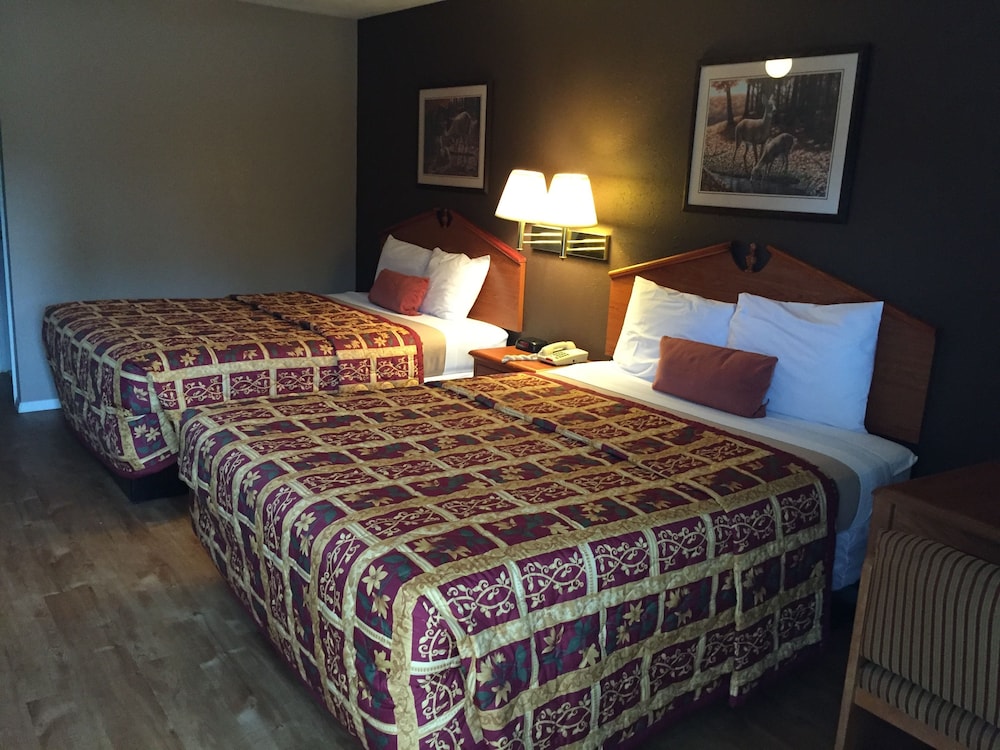 Classic Room, 2 Queen Beds, Smoking