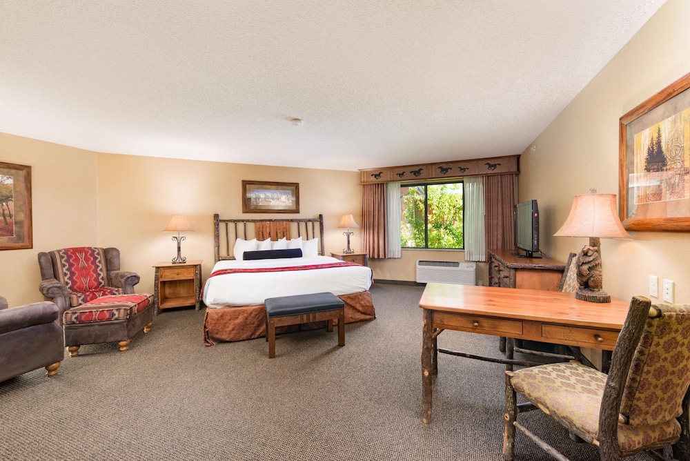 Standard Room, 1 King Bed, Non Smoking, Jetted Tub (Mustang Canyon) photo 1