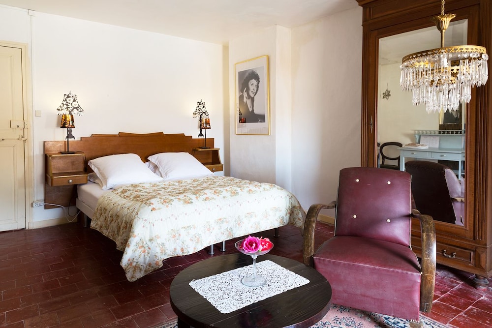 Double Room, Shared Bathroom (Edith Piaf) photo 2