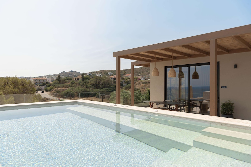 Hilltop Executive Suite with Jacuzzi and Private Pool, Panoramic Sea View - Adults Only - Photo 7