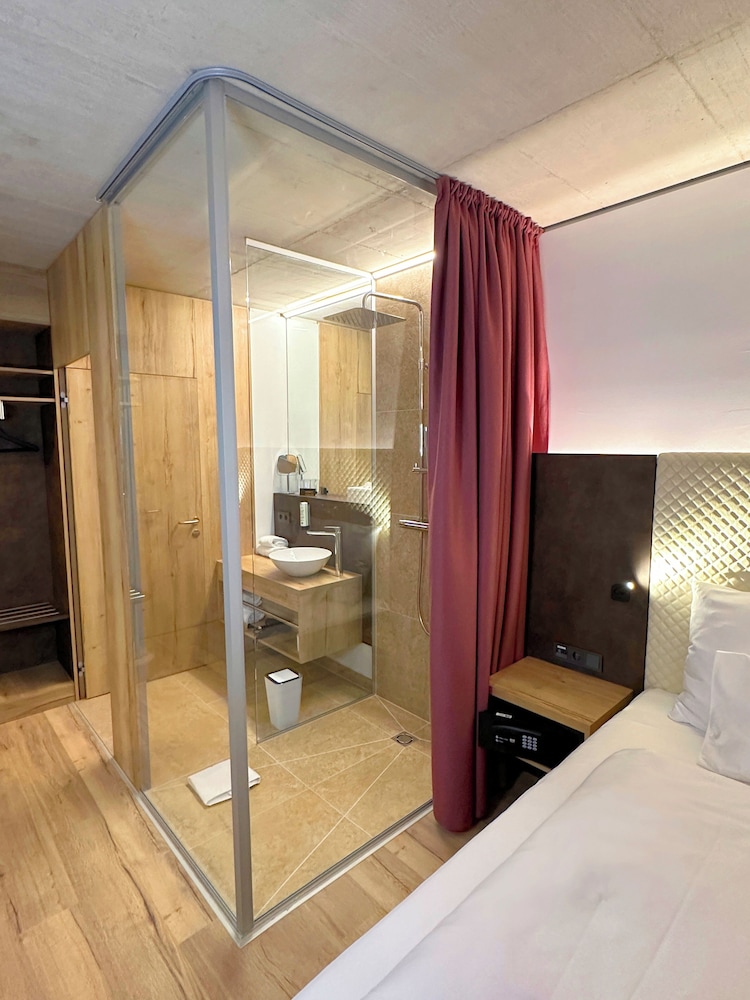 Design Double Room Single Use, 1 King Bed photo 3