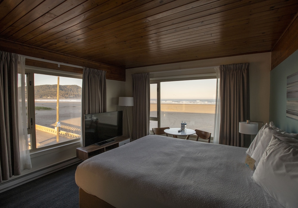 Ocean Front Junior Suite-Corner Room photo 1