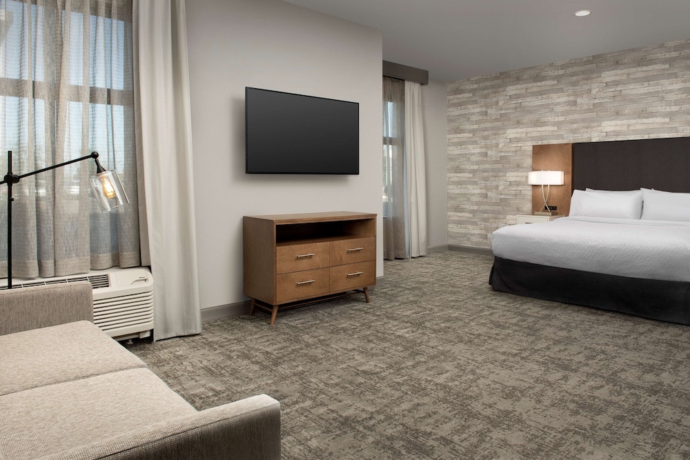 Room, 1 King Bed, Accessible (Mobility & Hearing, Roll-In Shower) - Photo 5