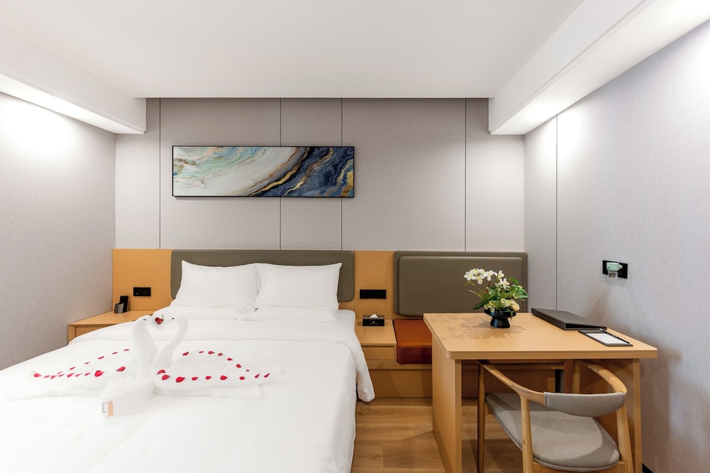 Deluxe Double Room, City View photo 3