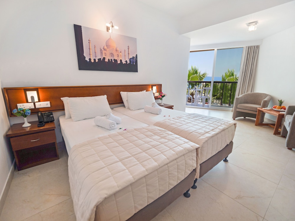 Standard Double or Twin Room, 1 Double or 2 Twin Beds, Balcony, Partial Sea View - Photo 3