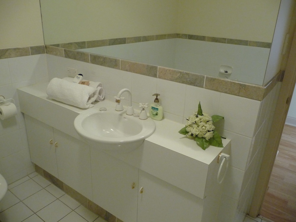 3 Bedroom 2 Bathroom Self Contained Apartment photo 3