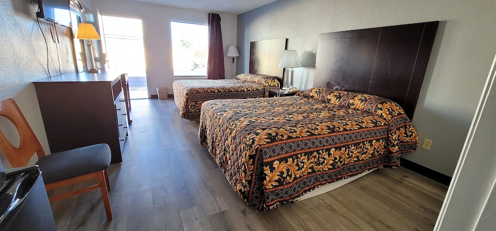Basic Room, 1 King Bed, Accessible photo 1