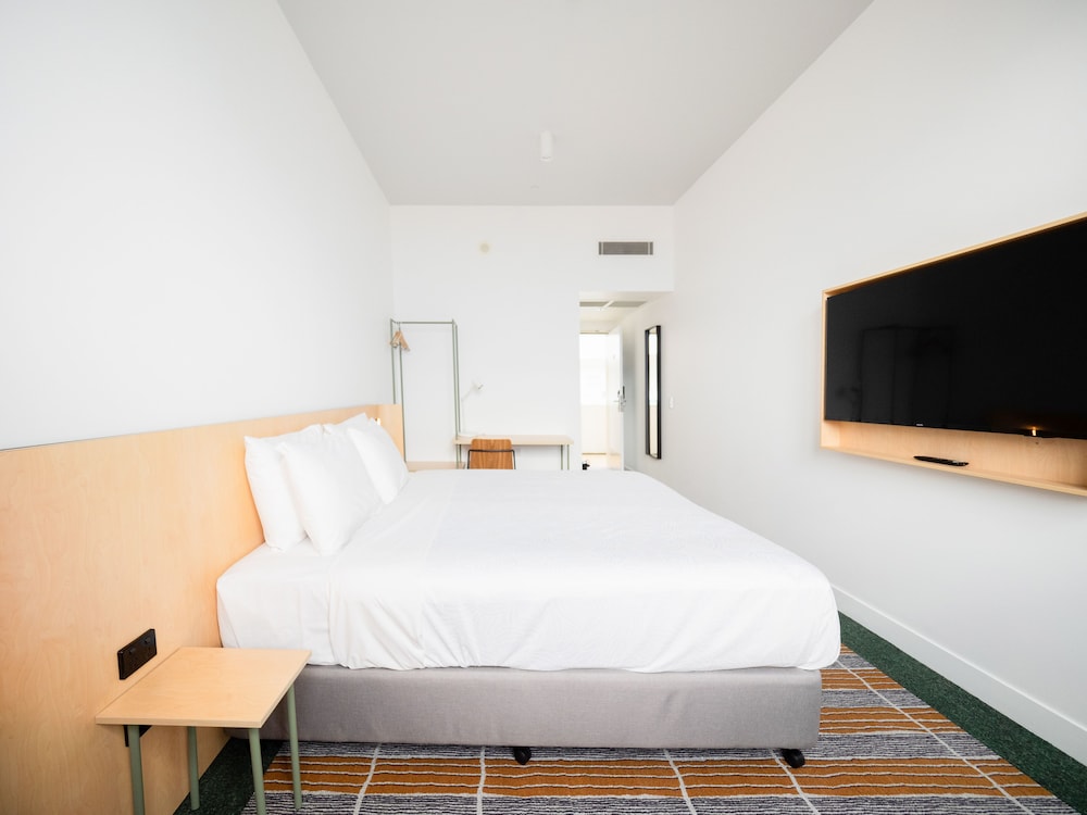 Queen Opera Harbour View Ensuite