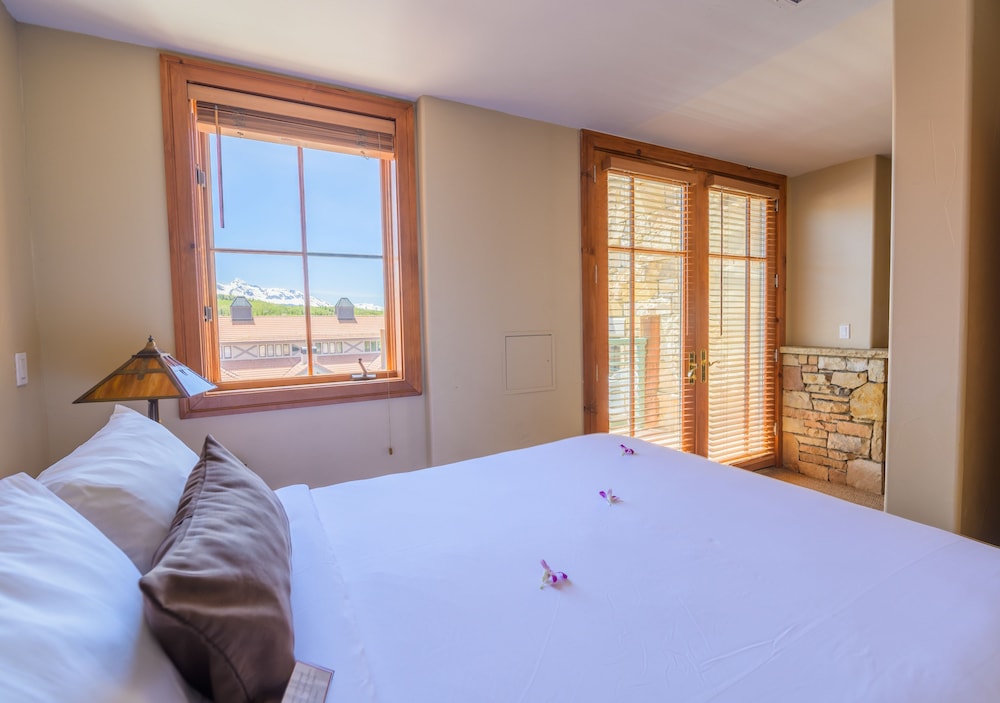 Standard Suite, 1 Queen Bed, Mountain View (Junior Suite)