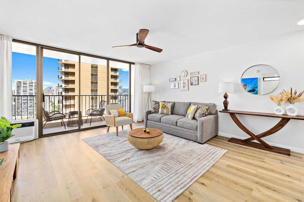 Premium Remodeled Condo with Ocean View and Parking: Premium Suite, 1 King Bed with Sofa bed, Air conditioning, Ocean View (0132) photo