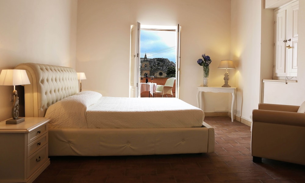 Junior Suite, Balcony, City View - Photo 2