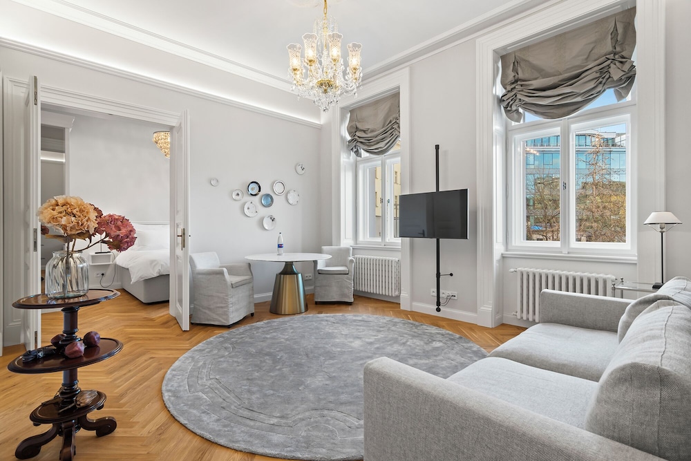 Deluxe Garden View Suite
