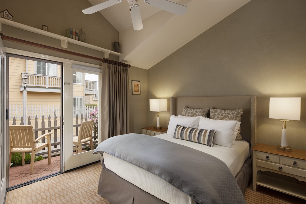 Deluxe Room, 1 King Bed, Patio, Partial Ocean View - Photo 1
