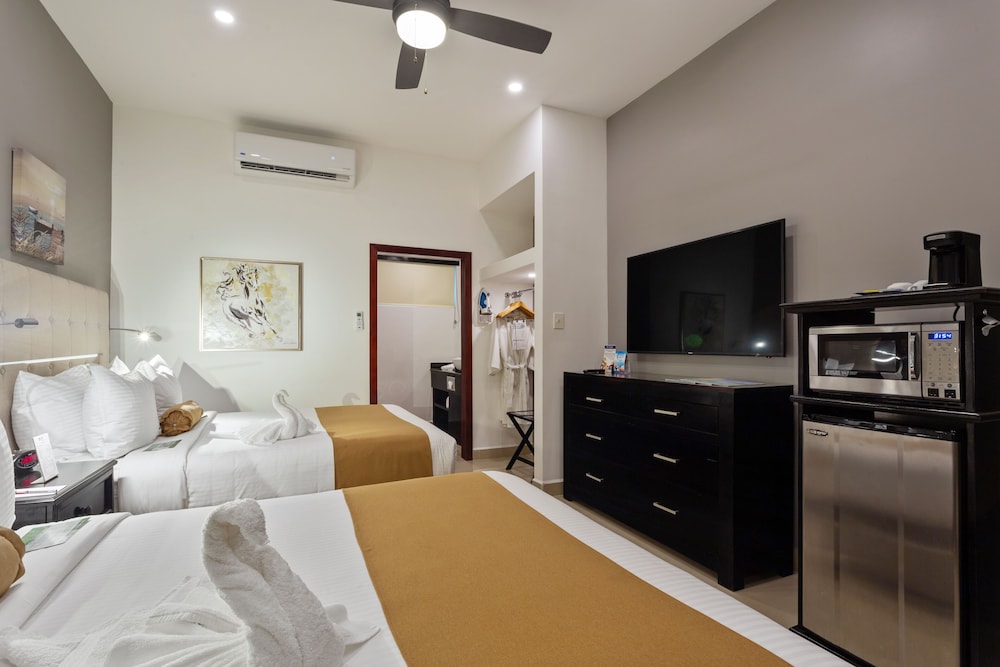 Premium Room, 2 Queen Beds, Non Smoking, Refrigerator & Microwave - Photo 3