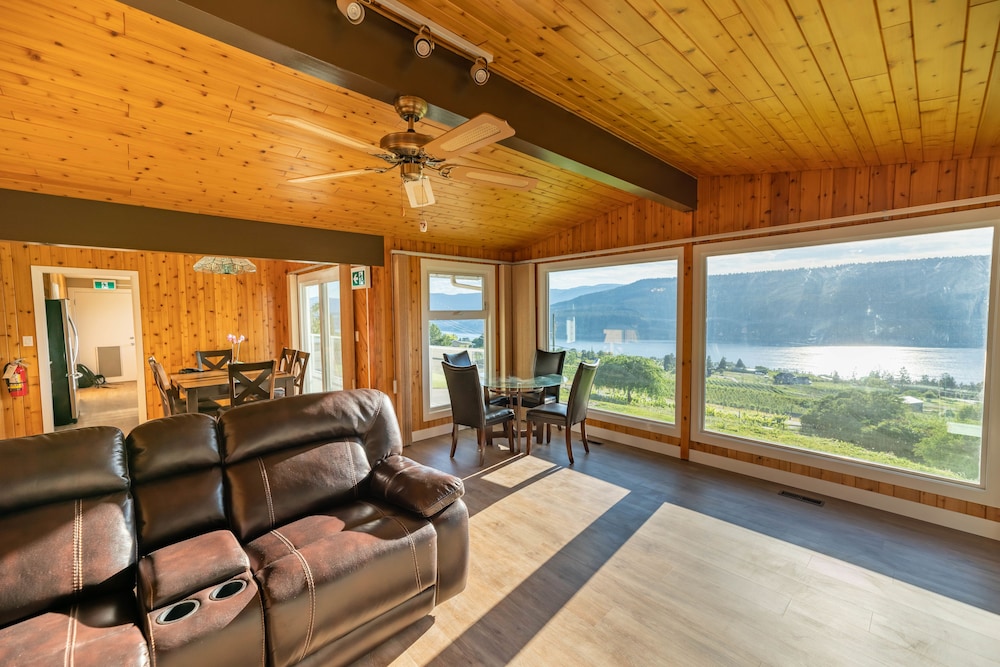 Family Quadruple Room, 2 Queen Beds, Mountain View photo 1