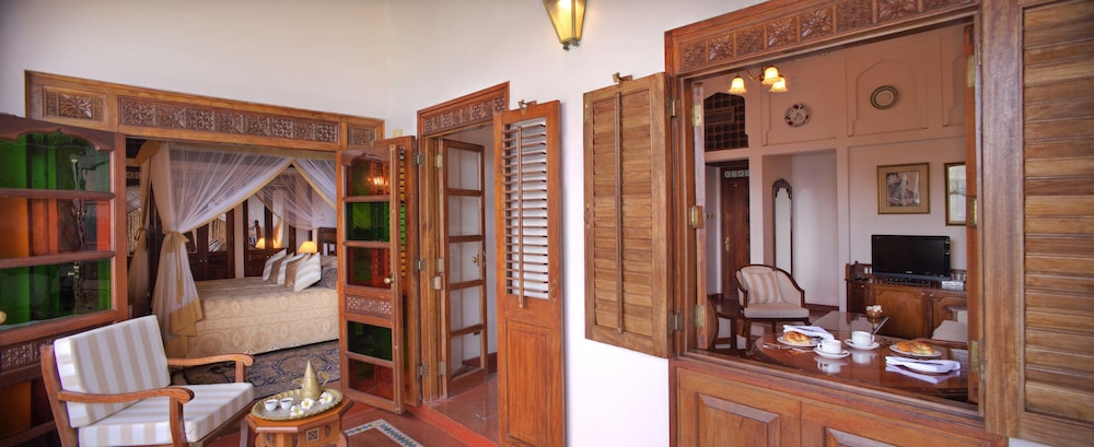 Executive Suite - Photo 5