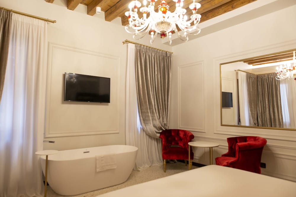 Honeymoon Suite, Annex Building photo 2