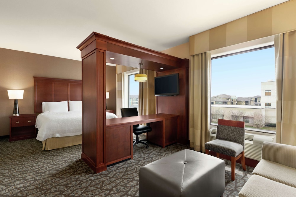 Suite, 1 King Bed, Accessible, Non Smoking (Roll-in Shower) photo 2
