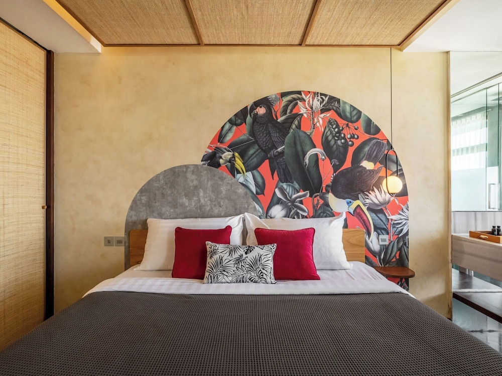 Premium Room, 1 King Bed - Photo 3