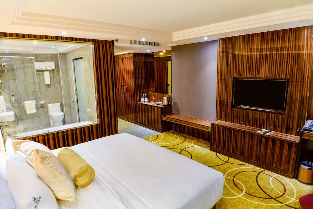 Deluxe Room, 1 King Bed photo 1