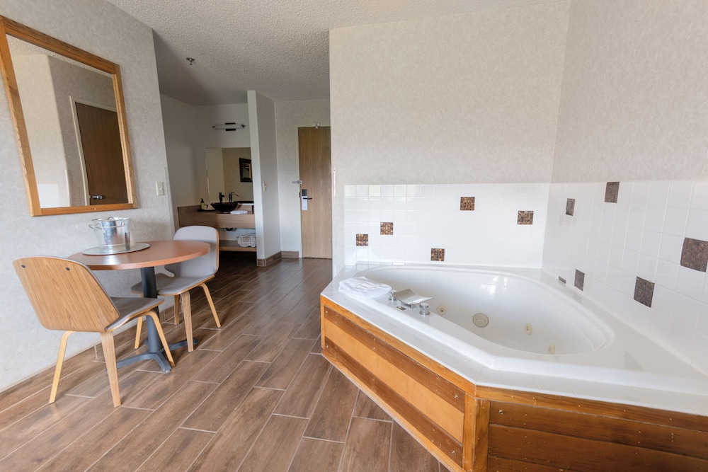 Junior Suite, 1 King Bed with Sofa bed, Jetted Tub, Desert View photo 3