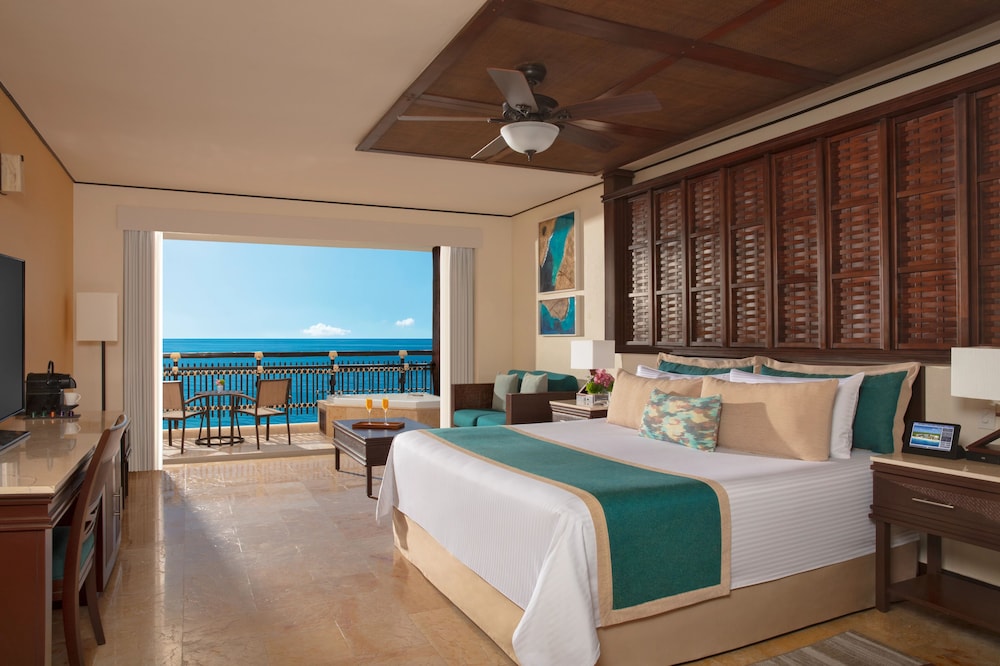 Preferred Club Ocean Front Honeymoon Suite - Photo 1