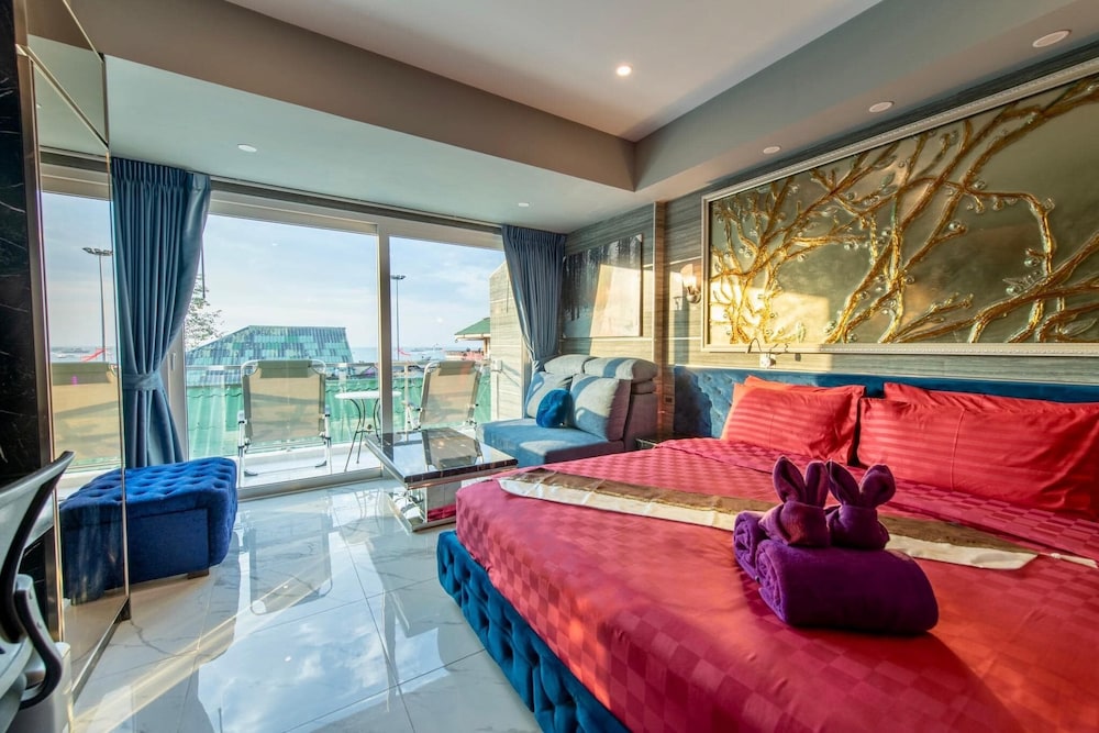 Junior Suite, 1 King Bed, Non Smoking, Balcony - Photo 1