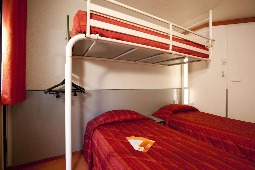 Standard Room, 3 Twin Beds - Photo 3