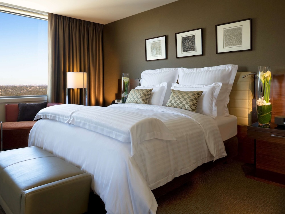 Executive Suite, 1 King Bed, Jetted Tub thumbnail 6