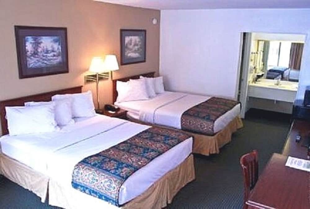 Standard Room, 2 Queen Beds photo 1