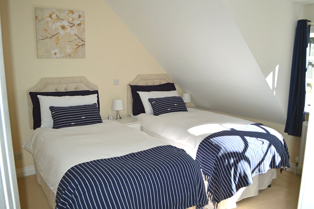 Basic Twin Room, 2 Twin Beds, Ensuite photo 1