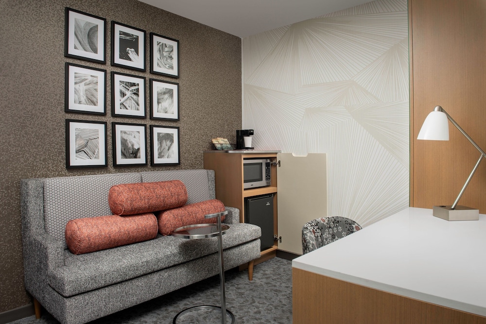 Standard Suite, 1 King Bed - Photo 3