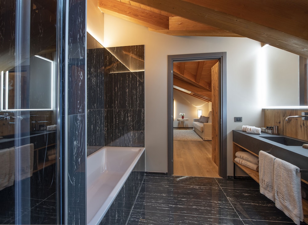 Suite, 1 Bedroom (Rooftop) thumbnail 5