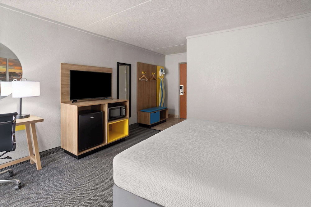 Room, 1 King Bed, Accessible photo 1