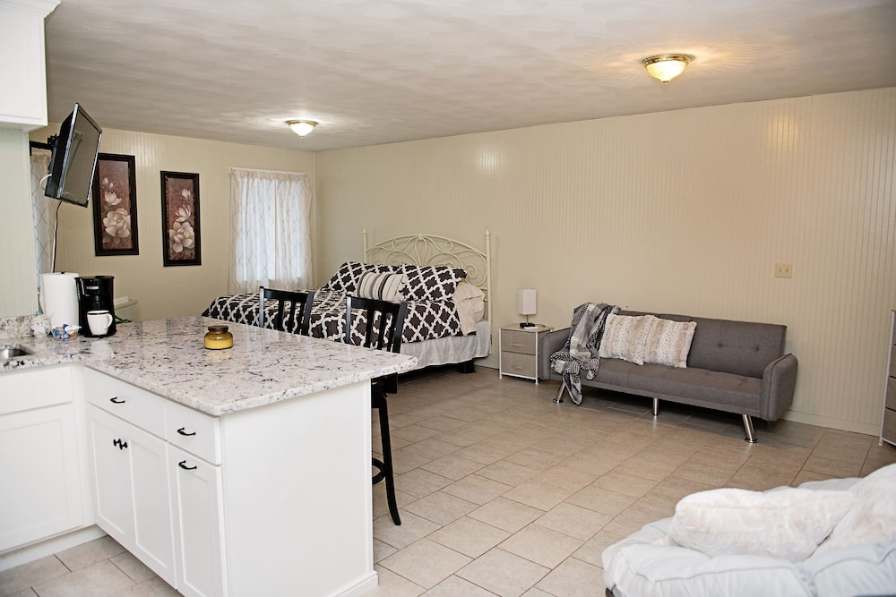 Room, Non Smoking, Private Bathroom (Carriage House) photo 2