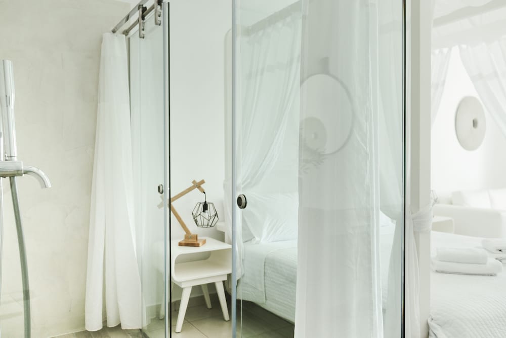 Honeymoon Suite with in room open walk in shower - Photo 3