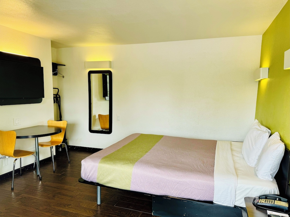 Classic Room, 1 King Bed, Non Smoking - Photo 1